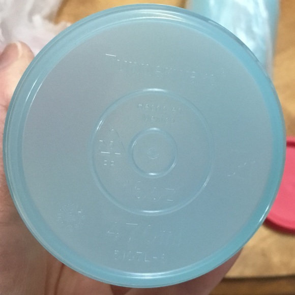 4 Tupperware tumblers with lids - Picture 2 of 2